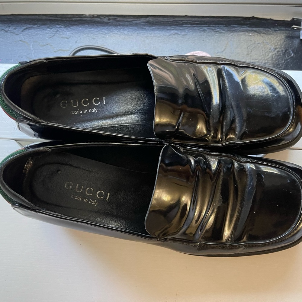 Gucci loafers/slip-On black and shiny. Hardly used. In great condition!